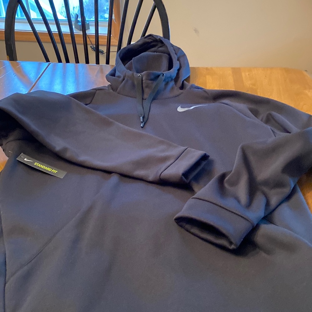 NWT, men’s Nike hooded sweatshirt! It has a front pocket.